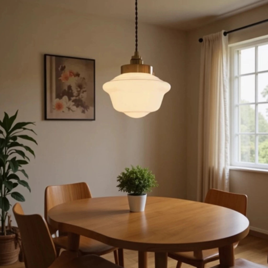 Plafonnier en verre opalin blanc sur tige dorée, style rétro