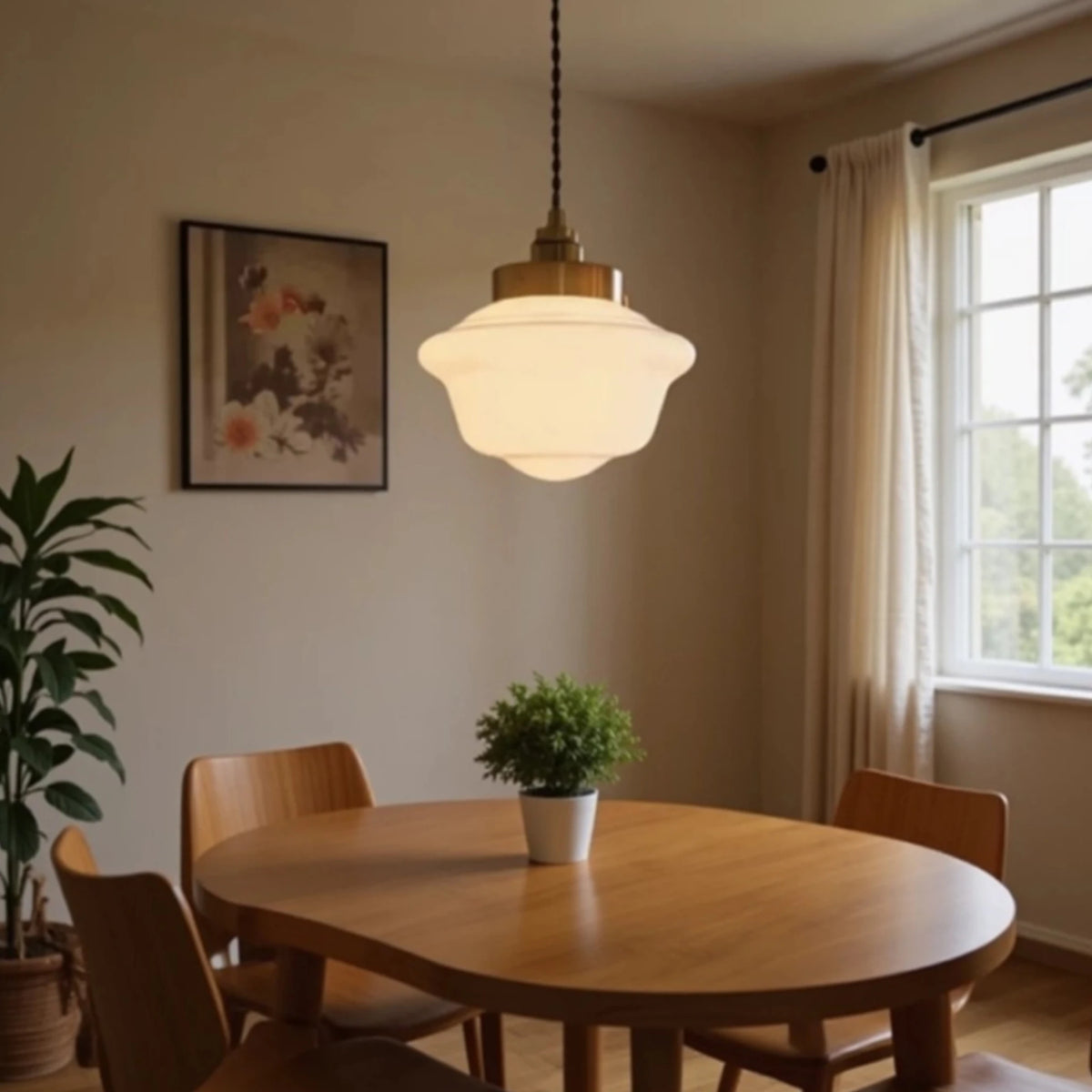 Plafonnier en verre opalin blanc sur tige dorée, style rétro