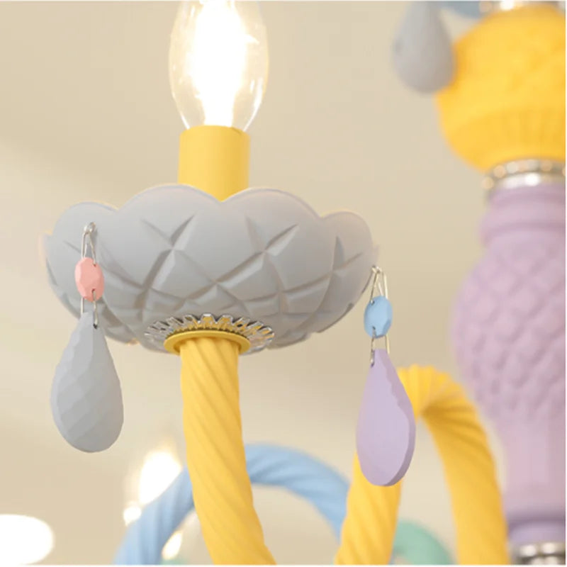 Lustre pastel à pampilles colorées et bougies pour chambre d'enfant