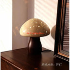 Lampe champignon en céramique ajourée et pied en bois, 23 cm
