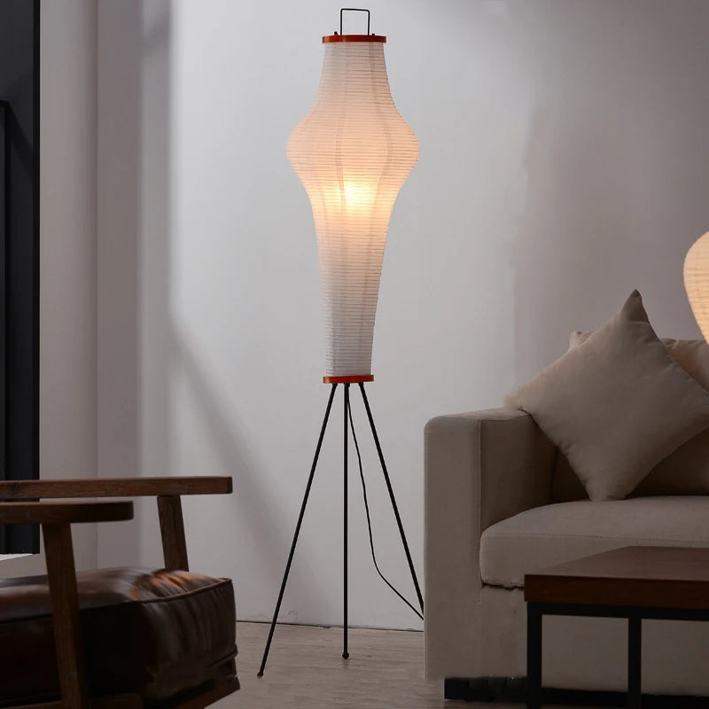 Lampadaire en papier de riz à la silhouette élancée