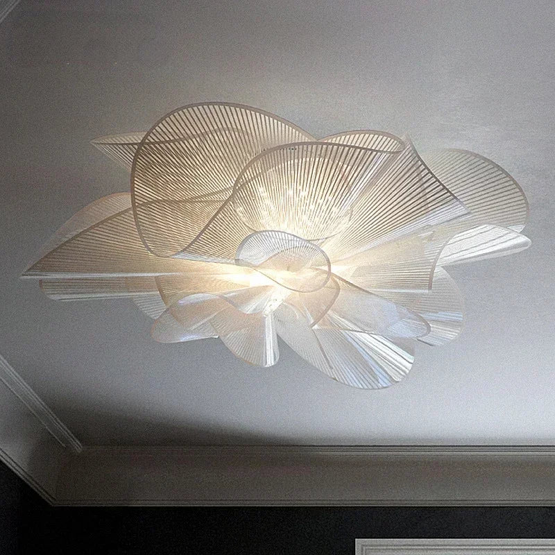 Lustre fleur en voiles de PVC strié, blanc ou noir, LED trois teintes