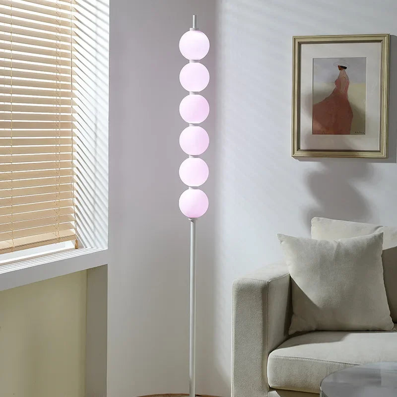 Lampadaire LED à boules acryliques pastel, empilées comme des bonbons