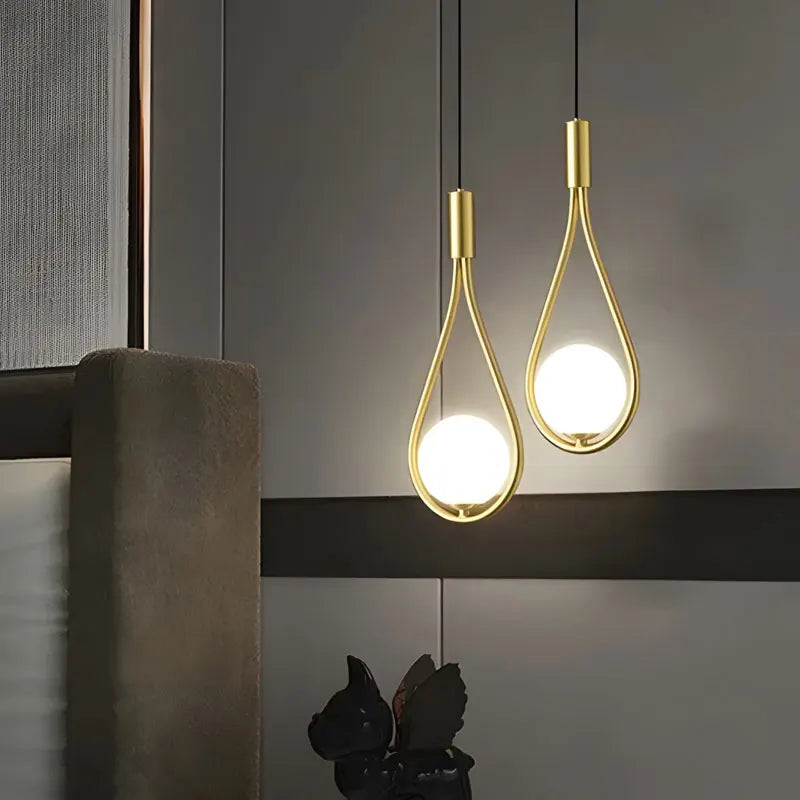Suspension goutte en métal doré ou noir et globe opalin, G9 LED