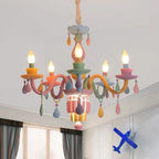 Lustre pastel à pampilles colorées et bougies pour chambre d'enfant