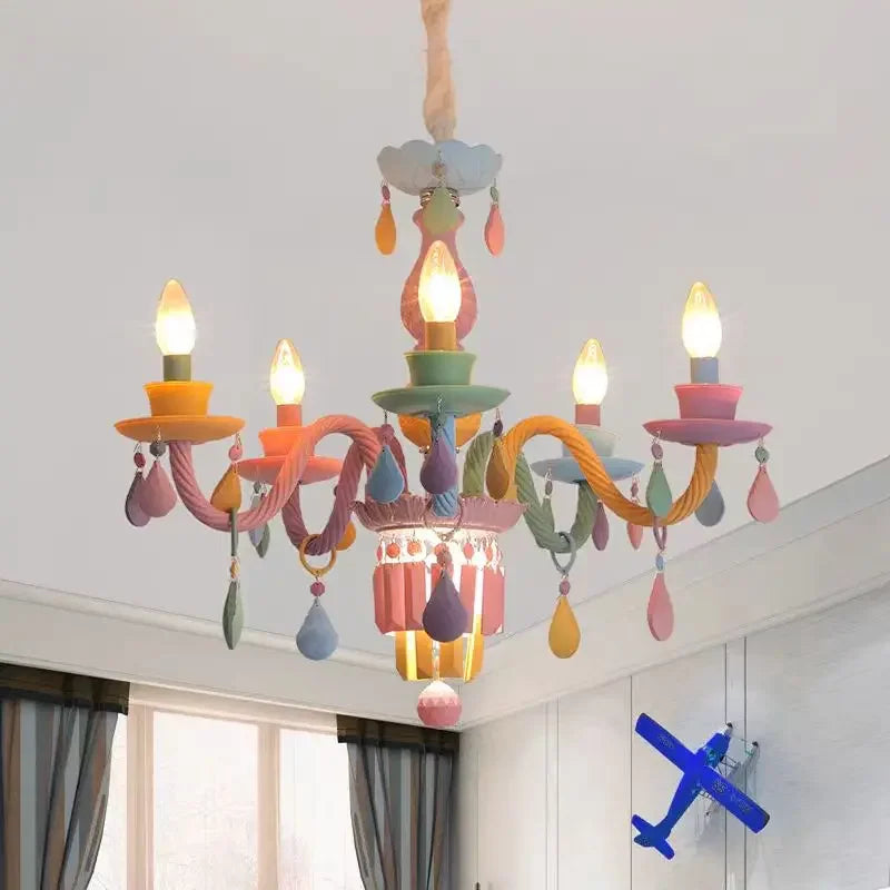 Lustre pastel à pampilles colorées et bougies pour chambre d'enfant