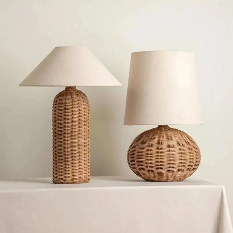 Lampe de chevet en rotin tressé et abat-jour tissu, deux silhouettes