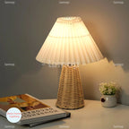 Lampe de chevet en rotin à pied conique et abat-jour plissé, 31 cm