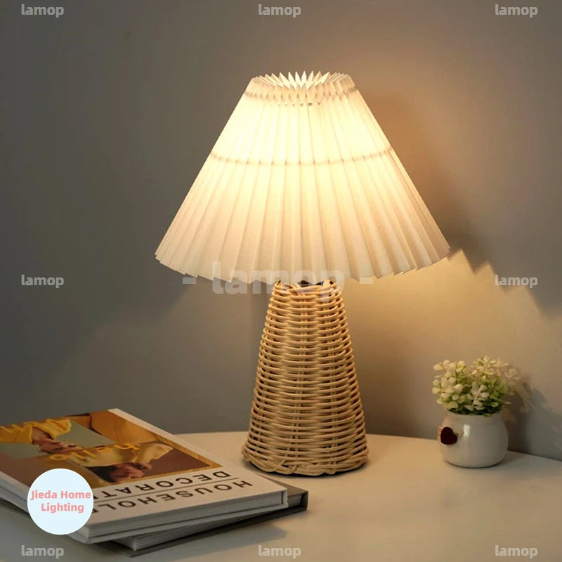 Lampe de chevet en rotin à pied conique et abat-jour plissé, 31 cm