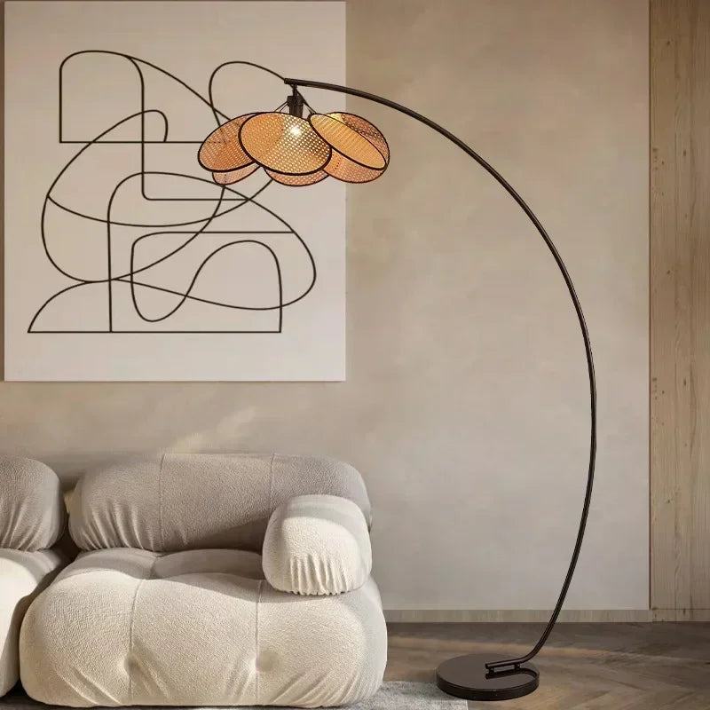 Lampadaire arc en cannage de rotin, abat-jour en pétales, 180 cm