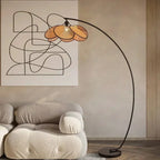 Lampadaire arc en cannage de rotin, abat-jour en pétales, 180 cm
