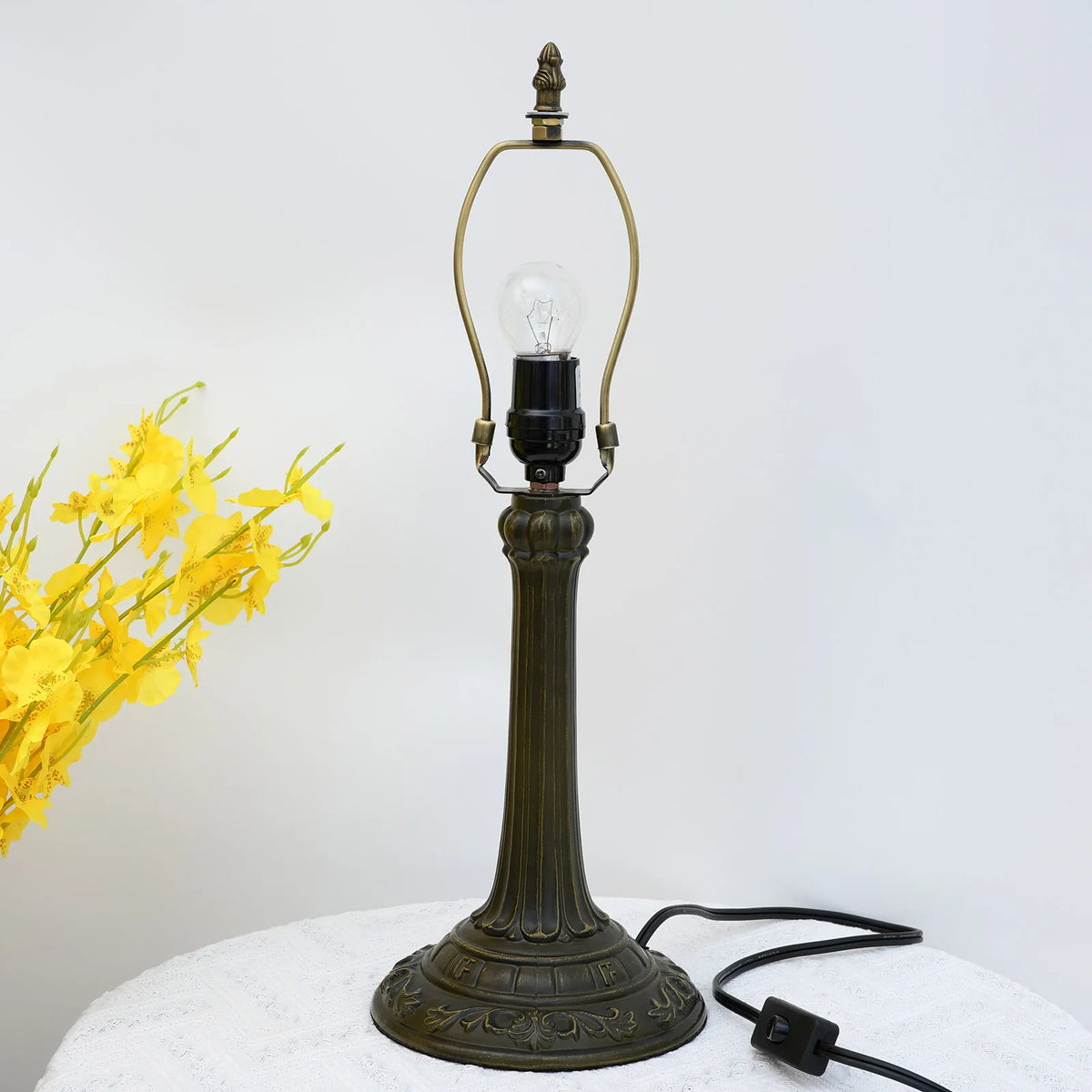 Pied de lampe vintage finition laiton vieilli, lyre et câble 145 cm