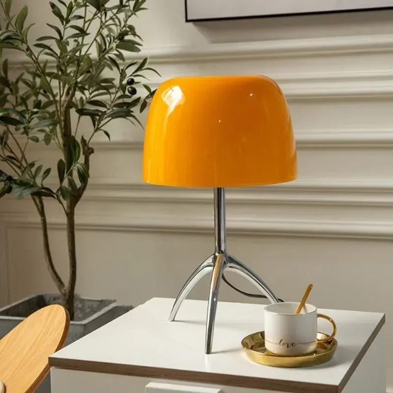 Lampe à poser dôme de verre sur trépied chromé ou doré, 2 tailles