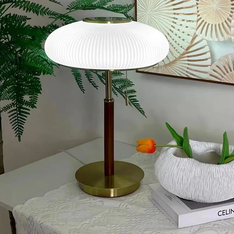 Lampe à poser vintage en verre blanc strié, métal doré et bois