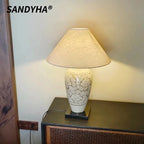 Lampe à poser en céramique gravée de pivoines, abat-jour conique