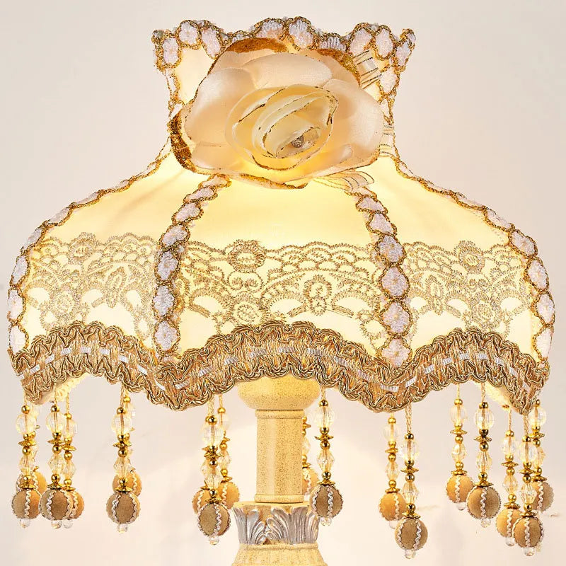 Lampe de chevet ancienne en résine ciselée et pampilles, 5 décors