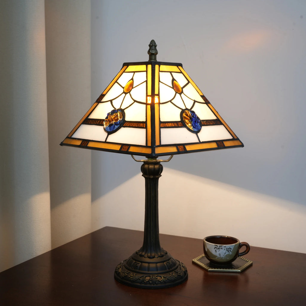 Lampe à poser en vitrail ivoire et ambre, abat-jour pyramide 28 cm