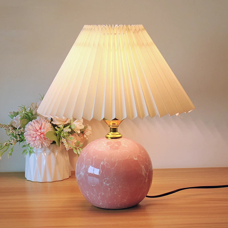 Lampe de chevet en céramique vert profond, abat-jour plissé