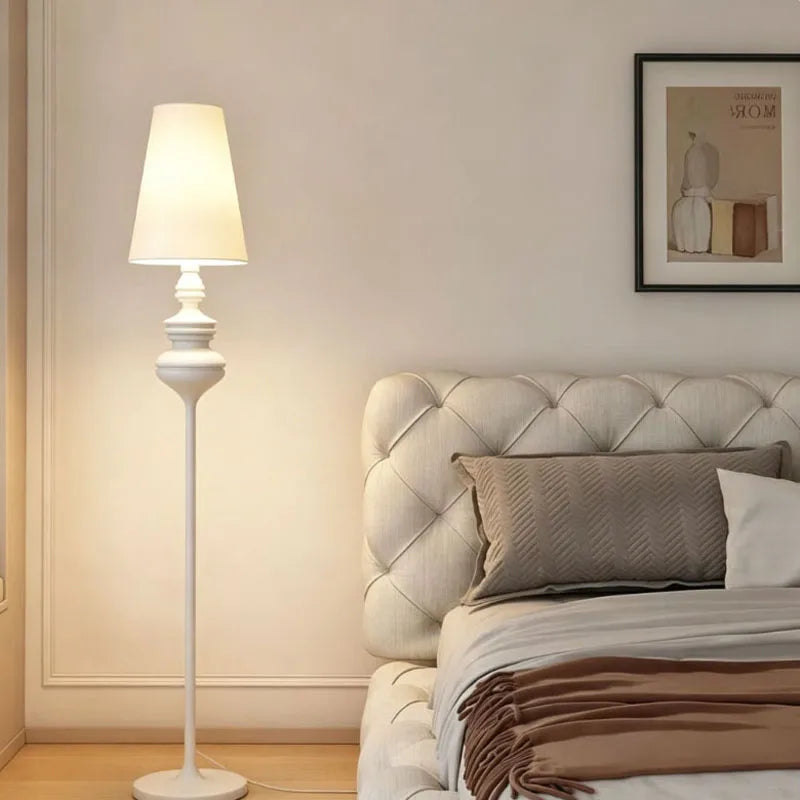 Lampadaire à pied tourné, abat-jour conique en tissu, noir ou blanc