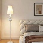 Lampadaire à pied tourné, abat-jour conique en tissu, noir ou blanc