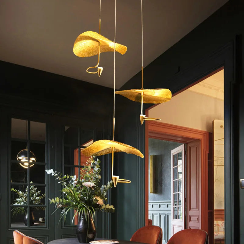 Suspension LED feuille de cuivre doré et tige courbe, de 20 à 35 cm