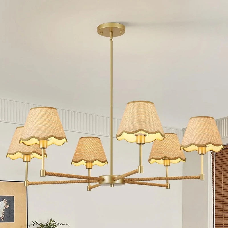Lustre doré à six bras et abat-jour en rotin festonnés, 95 cm