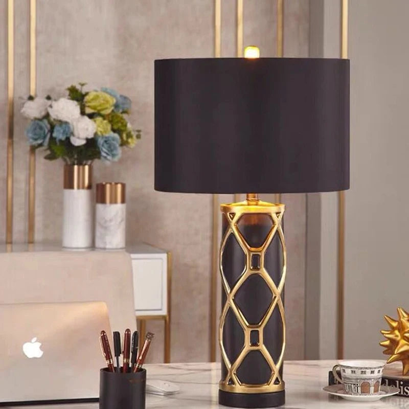 Lampe en céramique sous résille dorée graphique