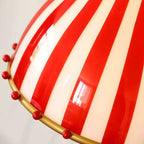 Suspension en verre rayé rouge et blanc, esprit chapiteau de cirque