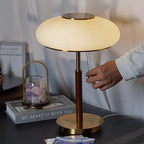 Lampe à poser vintage en verre blanc strié, métal doré et bois