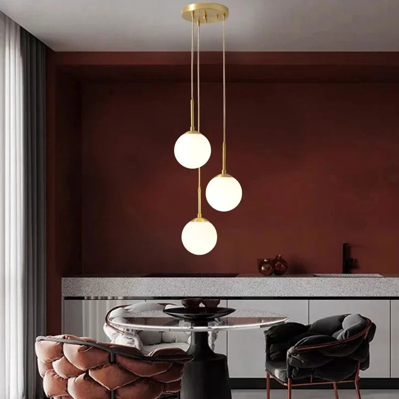 Suspension globe en verre opalin Ø 15 cm, 1 à 3 boules en cascade
