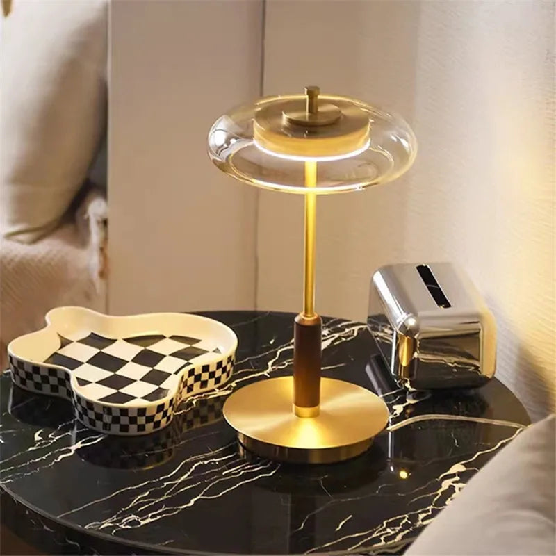 Lampadaire coupelle en verre, tige dorée et manchon en bois, 128 cm