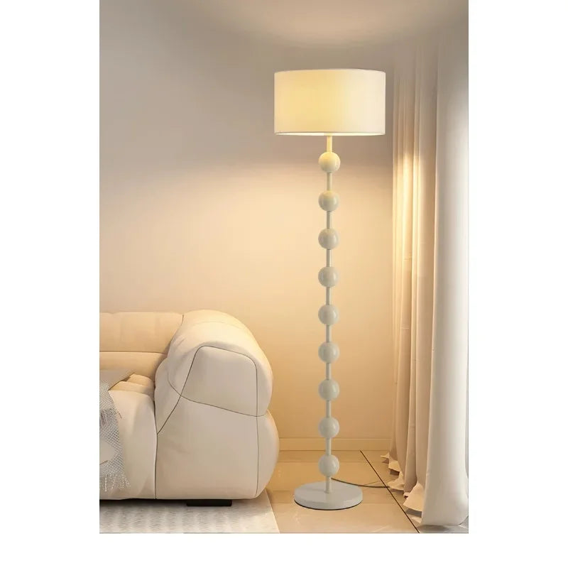Lampadaire rétro à tige en perles effet bois et abat-jour en tissu