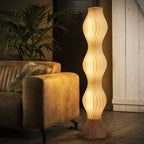 Lampadaire en lamelles de chêne ondulées, lumière trois teintes