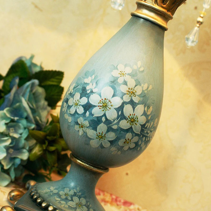 Lampe vintage en résine bleue peinte de fleurs, abat-jour dentelle