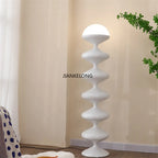 Lampadaire colonne ondulée en métal laqué et globe opalin