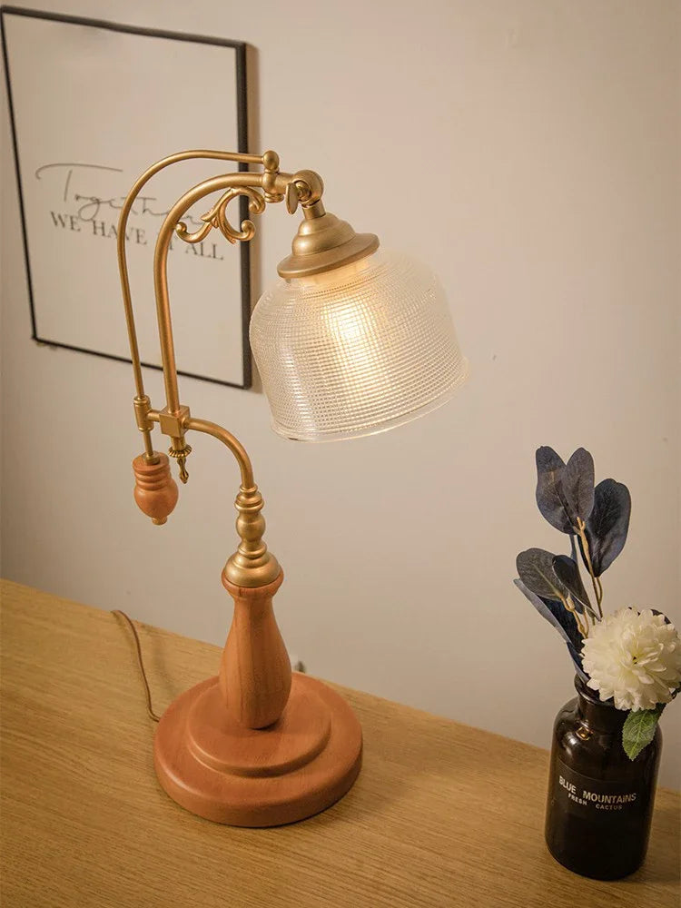Une lampe de bureau ancienne pour lire et écrire