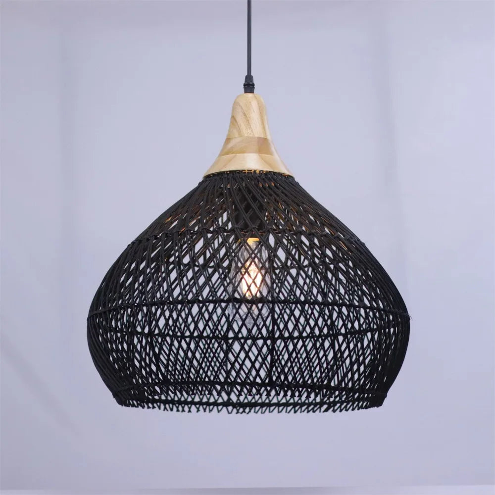 Suspension en rotin noir ou beige coiffée de bois, onze modèles