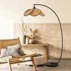 Lampadaire arc en cannage de rotin, abat-jour en pétales, 180 cm