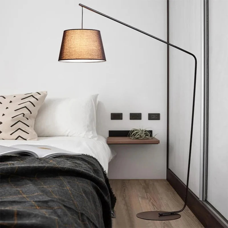 Lampadaire à bras déporté noir, abat-jour conique suspendu