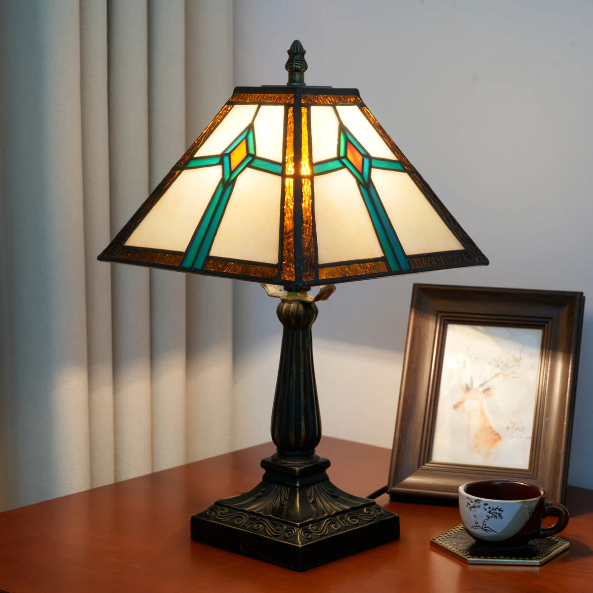 Une lampe Arts and Crafts pour bureau et entrée