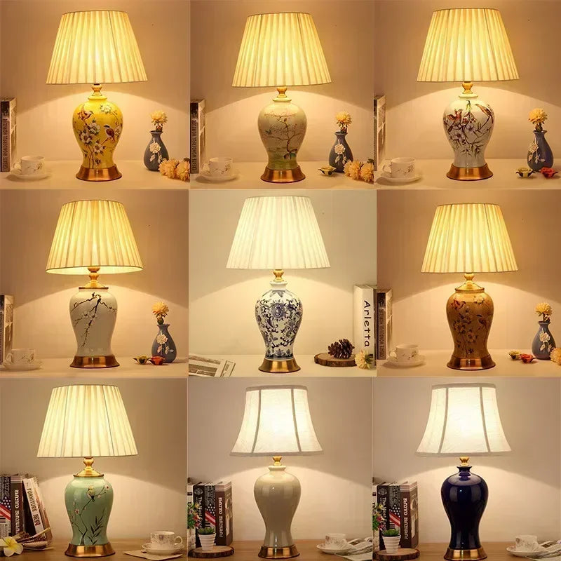 Lampe en porcelaine bleue et blanche peinte, abat-jour plissé ivoire
