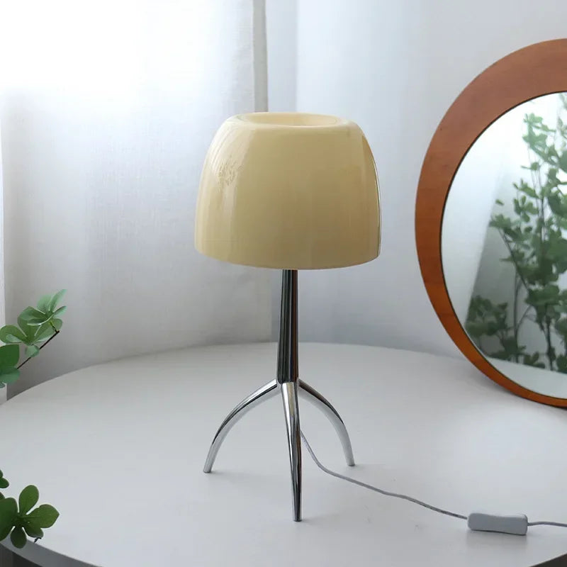 Lampe à poser dôme de verre sur trépied chromé ou doré, 2 tailles