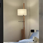 Lampadaire en bois massif sur piétement en croix, abat-jour blanc