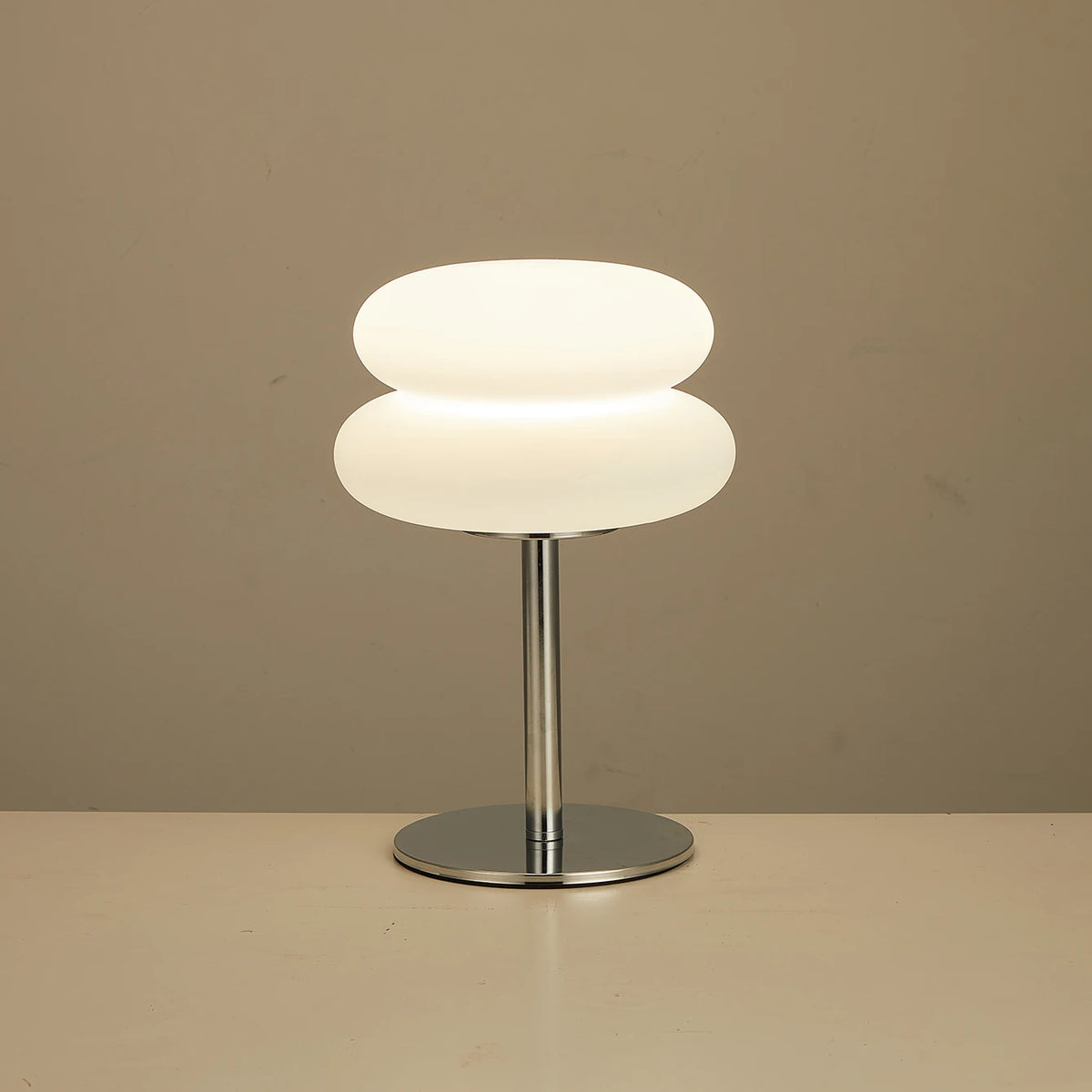 Lampe de chevet USB à double coussin superposé sur pied chromé