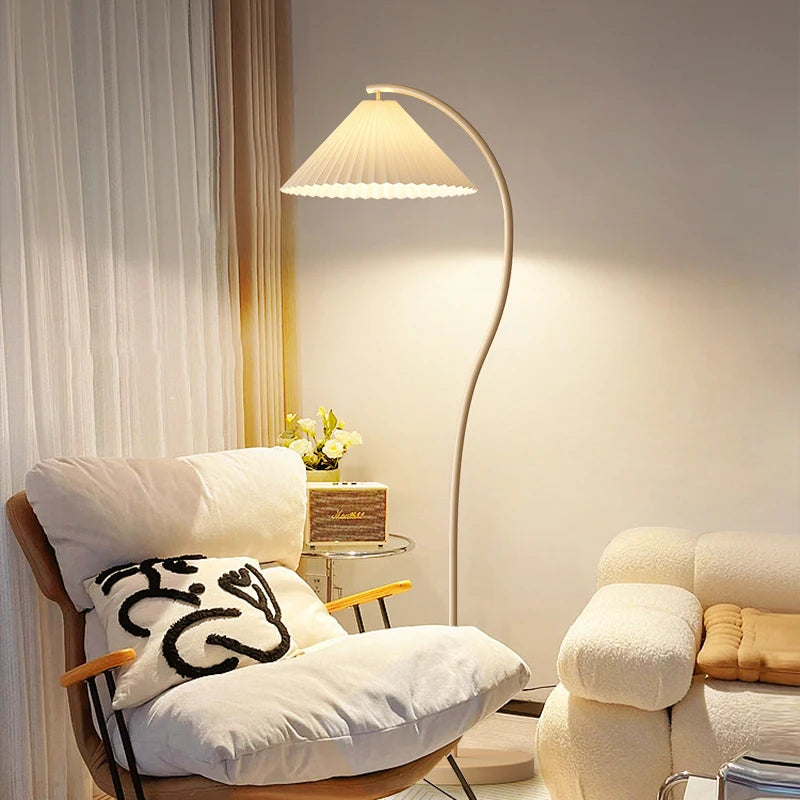 Lampadaire courbé crème à abat-jour plissé, ampoule LED fournie