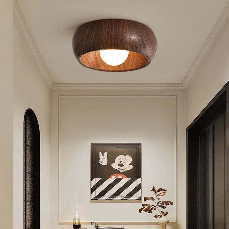Plafonnier coupelle effet bois à la lueur dorée