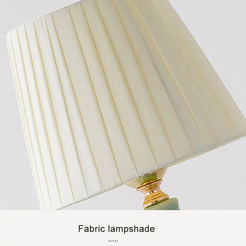 Lampe de chevet en céramique céladon à relief de feuilles, pied doré