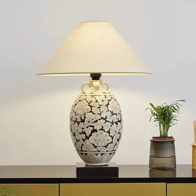 Lampe à poser en céramique gravée de pivoines, abat-jour conique
