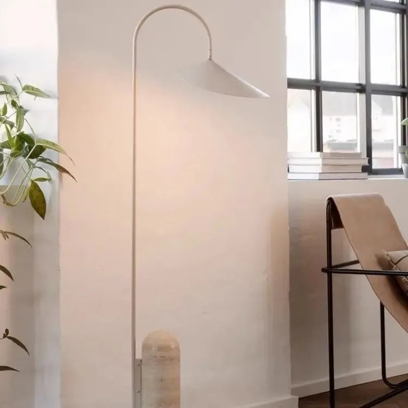 Lampadaire arc à socle de marbre et abat-jour feuille