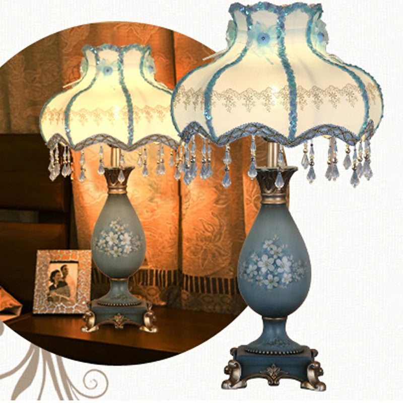 Lampe vintage en résine bleue peinte de fleurs, abat-jour dentelle
